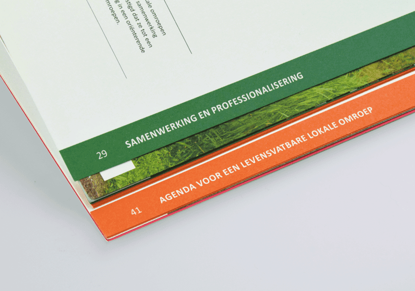 NLPO, nederlandse, lokale, publieke, omroep, drukwerk, grafisch ontwerp, boekontwerp, publicatie, magenta, spread, interview