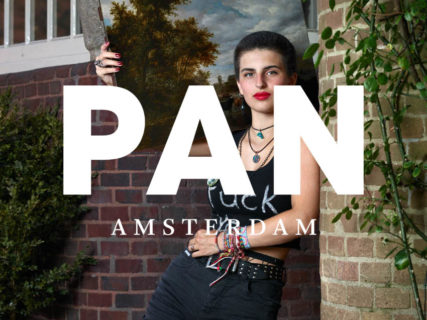 PAN Amsterdam, Amsterdam, 2018, beurs, kunst, art, fair, antiek, design, grafisch, ontwerp, grafisch ontwerp, graphic design, campagne, erwin olaf, fotografie, folder, pan podium, podium, flyer, editoriaal, erwin olaf, plattegrond, plattegrondbord, folder, bord, signing, beurs, tas